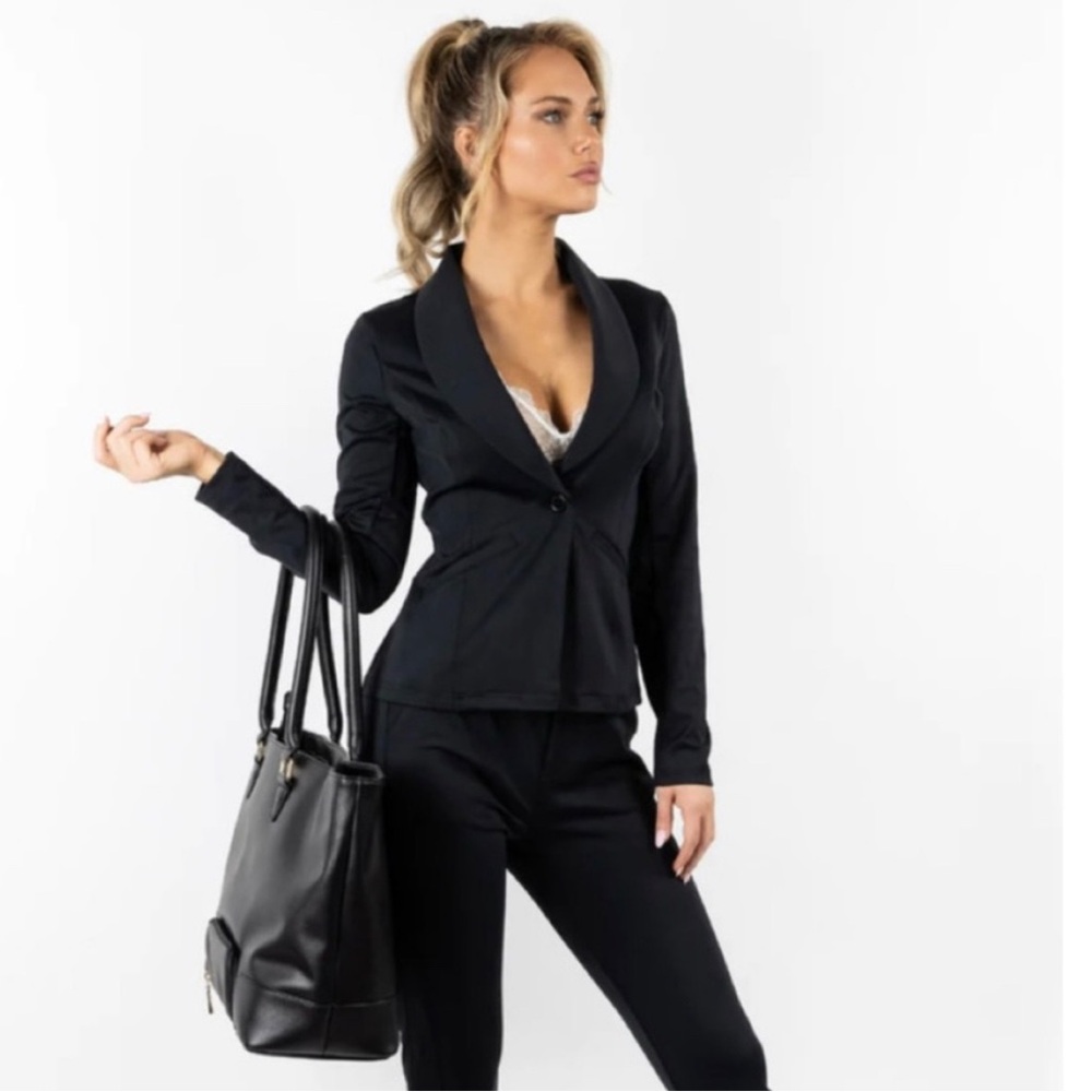 New with tags!!! BUFFBUNNY • Boss Blazer in Onyx • Extra Small